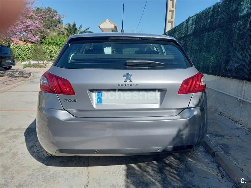 Usado Peugeot 308 Allure 120 CV (88 kW) 2017 Gris / plata Berlina