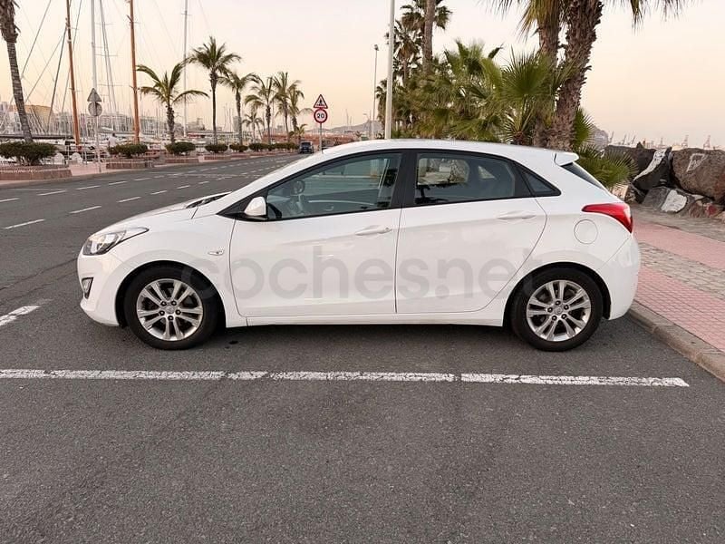 Usado Hyundai i30 100 CV (73 kW) 2015 Blanco Berlina