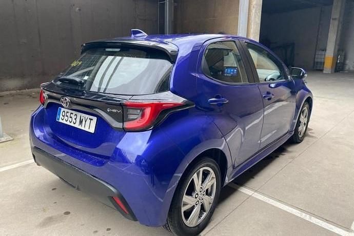 Usado Toyota Yaris Hybrid Active 116 CV (85 kW) 2025 Azul Utilitario