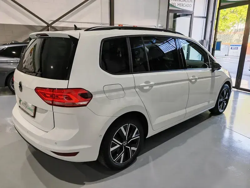 Usado VW Touran Sportline 150 CV (110 kW) 2021 Blanco Monovolumen