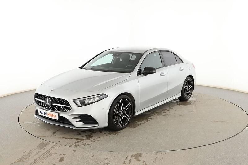 Usado Mercedes A180 AMG line 136 CV (100 kW) 2022 Gris Berlina