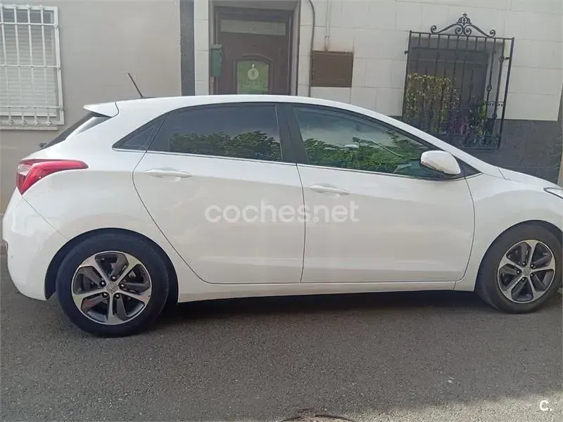 Usado Hyundai i30 Style 136 CV (100 kW) 2015 Blanco Berlina