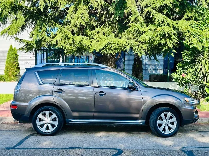 Usado Mitsubishi Outlander Motion 177 CV (130 kW) 2010 Beige SUV