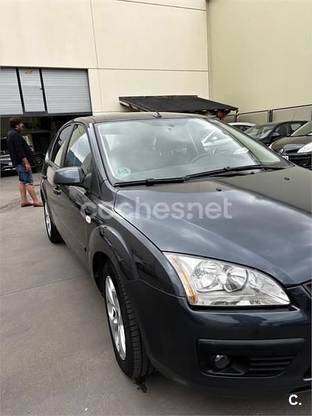 Usado Ford Focus Trend 115 CV (84 kW) 2007 Gris / plata Berlina