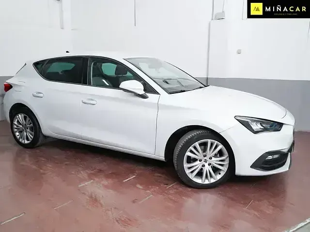 Usado Seat Leon Style 150 CV (110 kW) 2022 Blanco Berlina