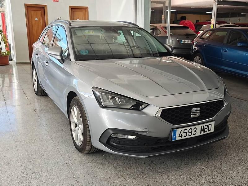 Usado Seat Leon Style 150 CV (110 kW) 2022 Gris / plata Familiar