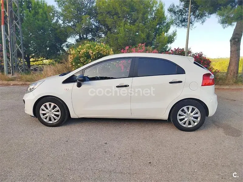 Usado Kia Rio 85 CV (62 kW) 2012 Blanco Berlina