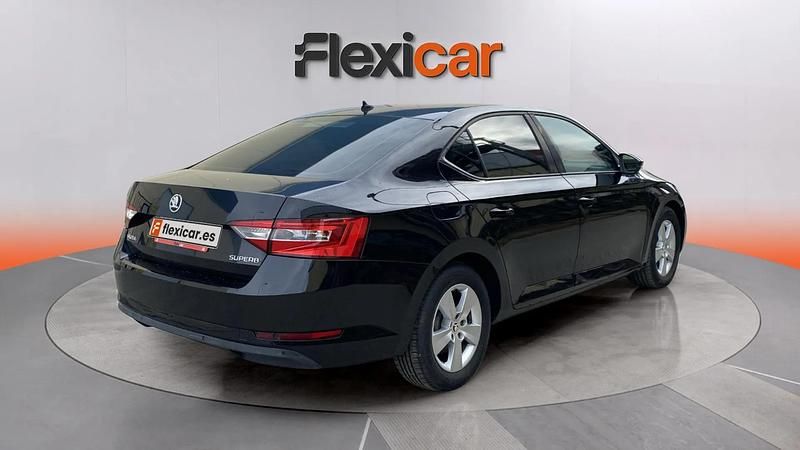 Usado Skoda Superb Active 150 CV (110 kW) 2018 Negro Familiar