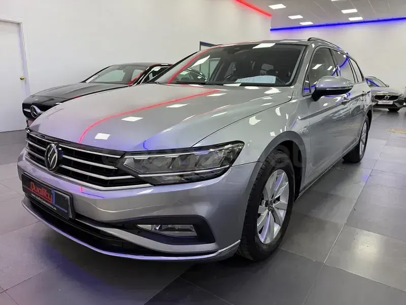 Usado VW Passat Business 150 CV (110 kW) 2022 Gris / plata Familiar
