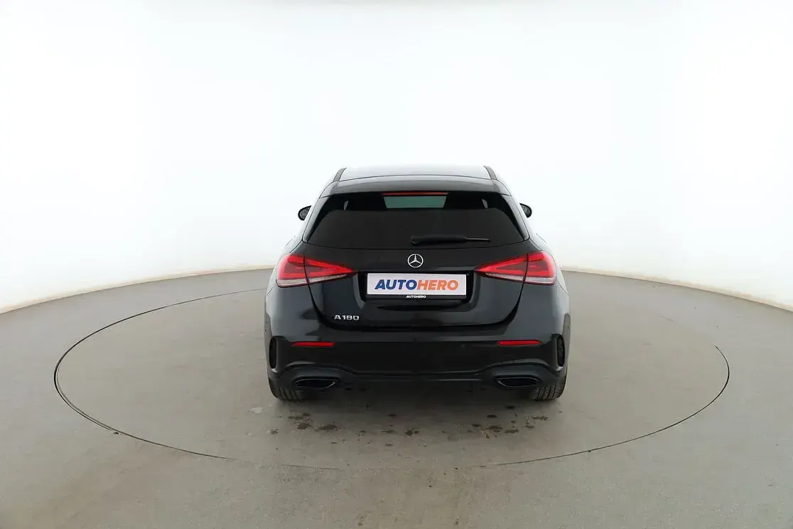 Usado Mercedes A180 AMG line 136 CV (100 kW) 2021 Negro Berlina