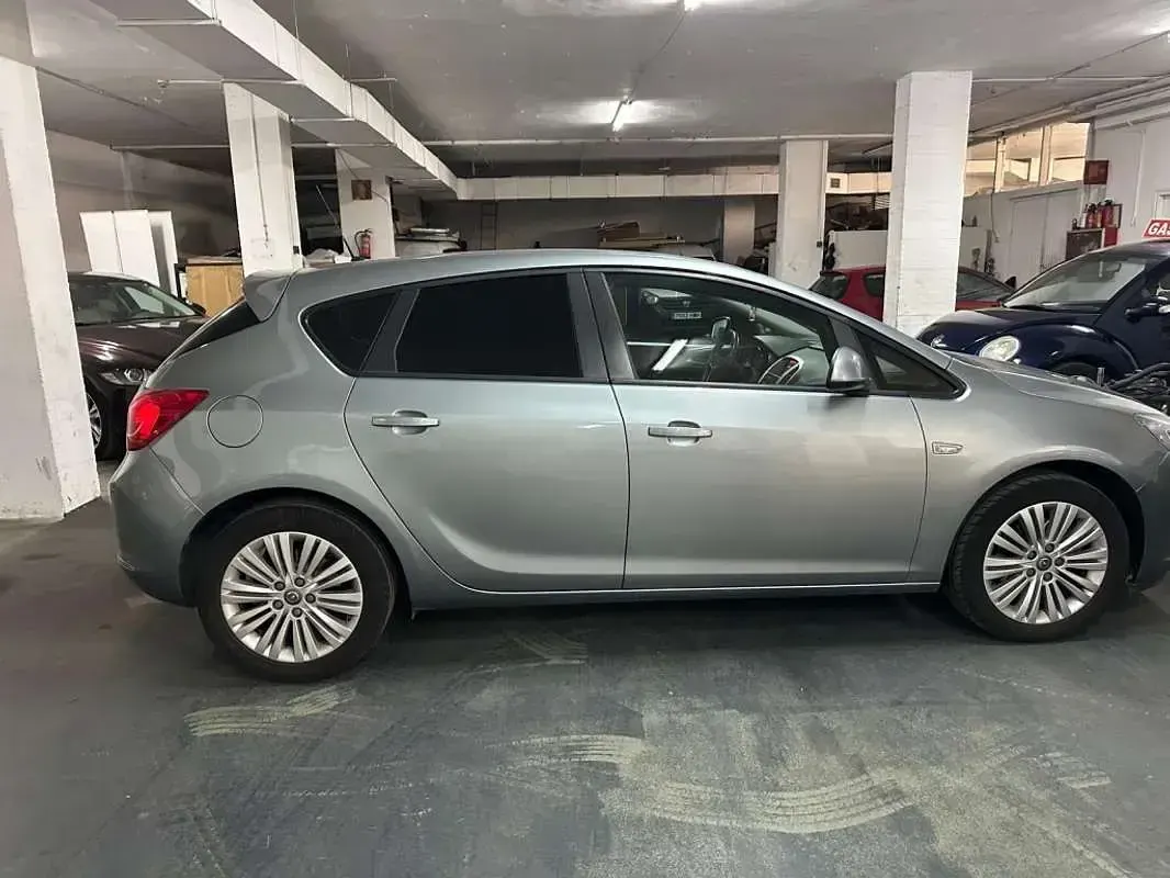 Usado Opel Astra Excellence 110 CV (80 kW) 2015 Gris Utilitario