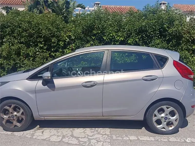 Usado Ford Fiesta Trend 68 CV (50 kW) 2011 Blanco Berlina