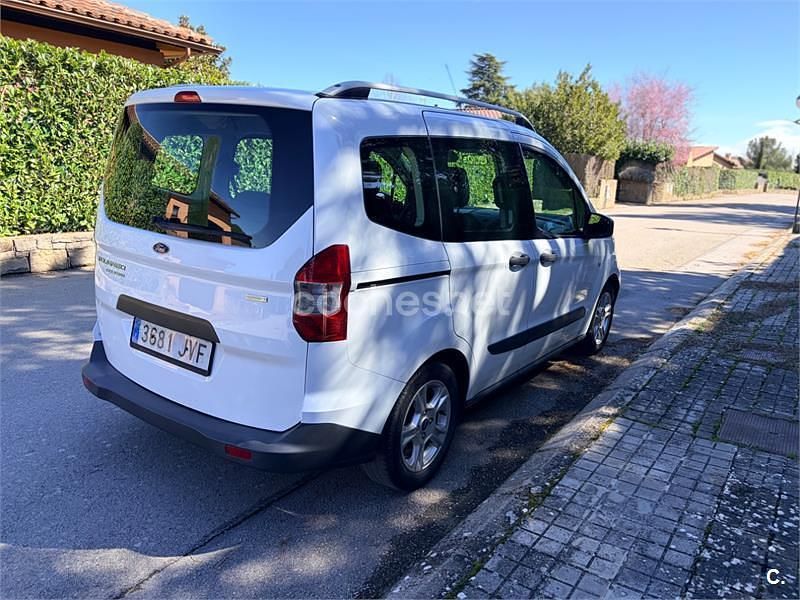 Usado Ford Tourneo Courier Trend 100 CV (73 kW) 2016 Blanco Monovolumen