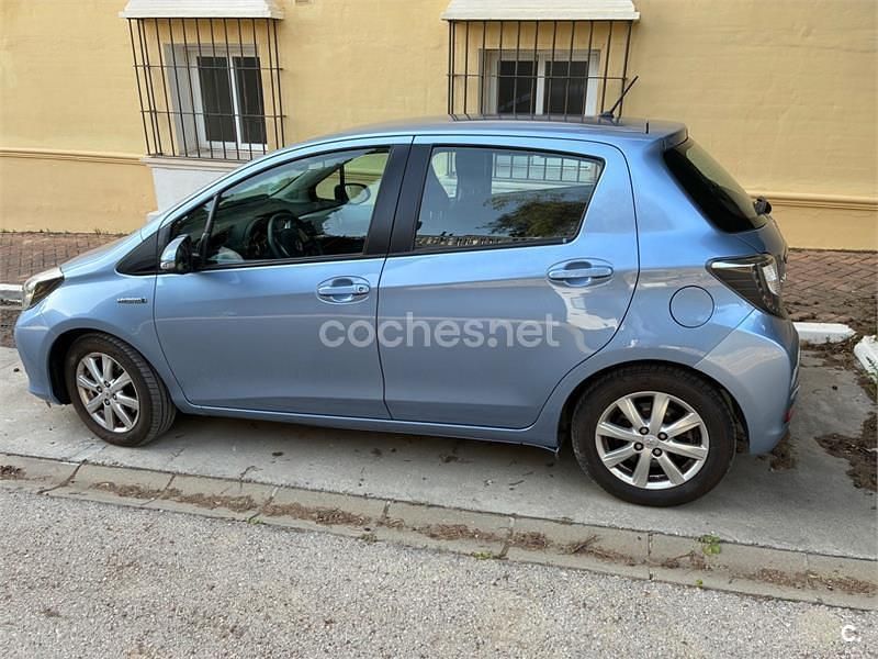 Usado Toyota Yaris Hybrid Active 100 CV (73 kW) 2013 Azul Berlina