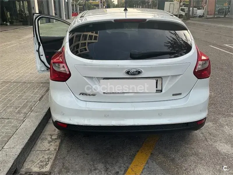 Usado Ford Focus Trend 125 CV (91 kW) 2012 Blanco Berlina
