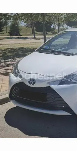 Usado Toyota Yaris Hybrid Active 100 CV (73 kW) 2018 Blanco Berlina