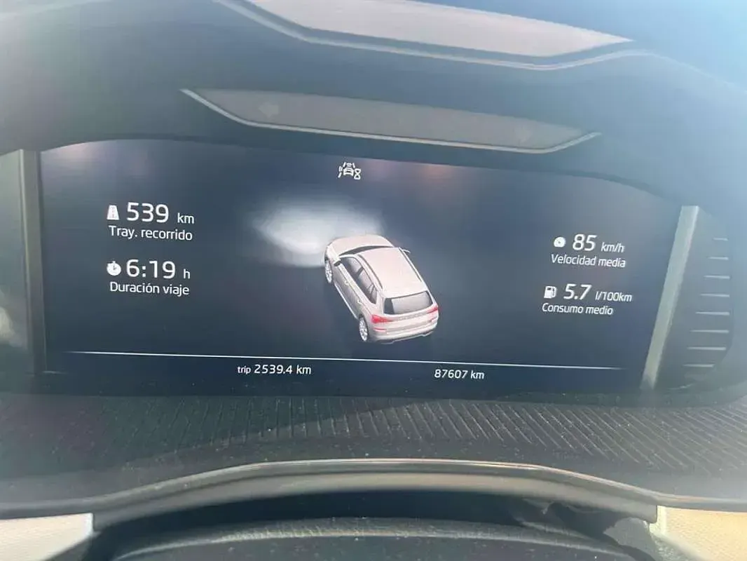Usado Skoda Kamiq 110 CV (80 kW) 2022 Gris / plata SUV