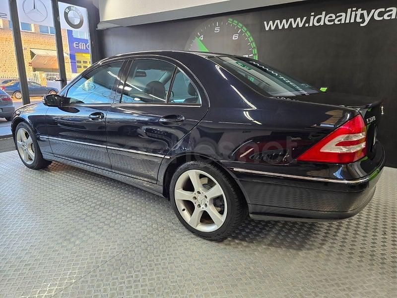 Käytetty Mercedes C320 Avantgarde 224 HP (164 kW) 2005 Sininen Sedan