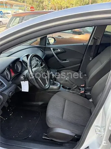 Usado Opel Astra Selective 110 CV (80 kW) 2014 Gris / plata Berlina