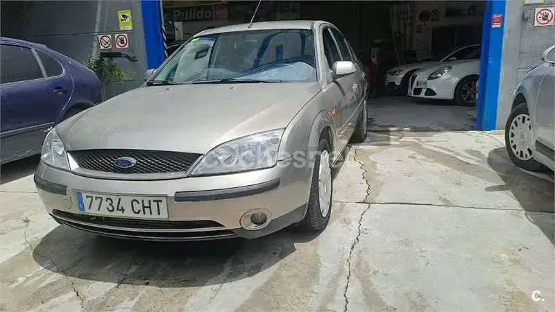 Usado Ford Mondeo Trend 115 CV (84 kW) 2003 Marrón Berlina