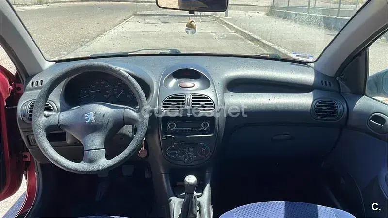Usado Peugeot 206 75 CV (55 kW) 1998 Rojo Utilitario