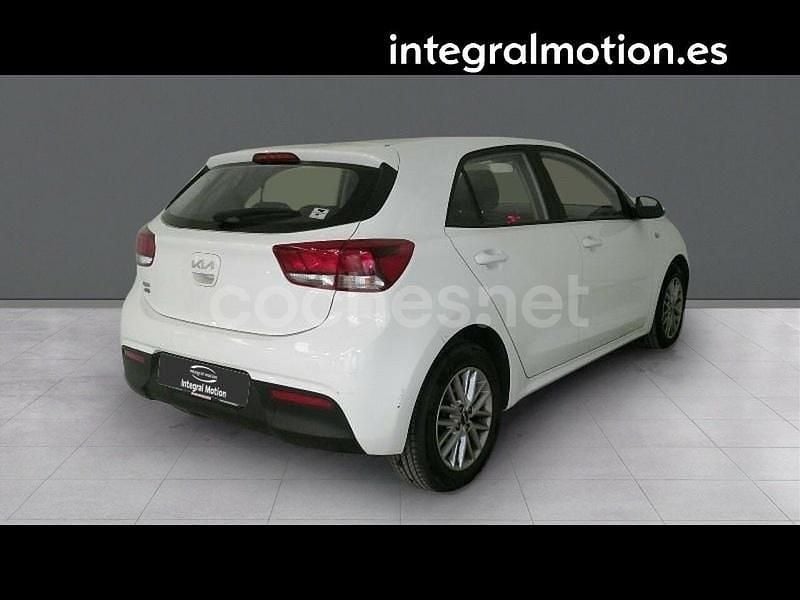 Usado Kia Rio 100 CV (73 kW) 2022 Blanco Berlina