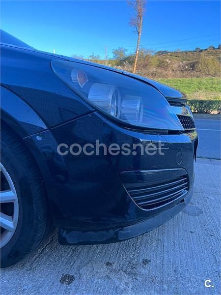 Usado Opel Astra Cosmo 100 CV (73 kW) 2006 Negro Berlina
