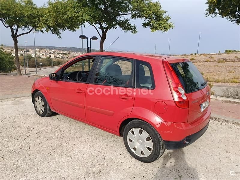 Usado Ford Fiesta Ambiente 70 CV (51 kW) 2005 Rojo Utilitario