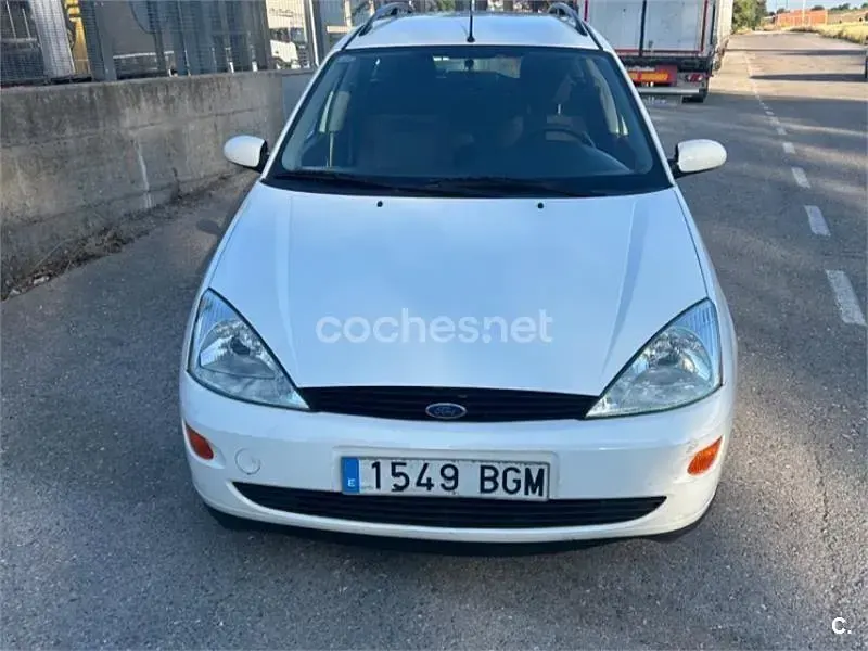 Usado Ford Focus Ambiente 90 CV (66 kW) 2001 Blanco Familiar