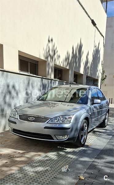 Gris / plata Usado 2004 Ford Mondeo Futura Berlina | 4500 € (Caro) - Imagen 1/4