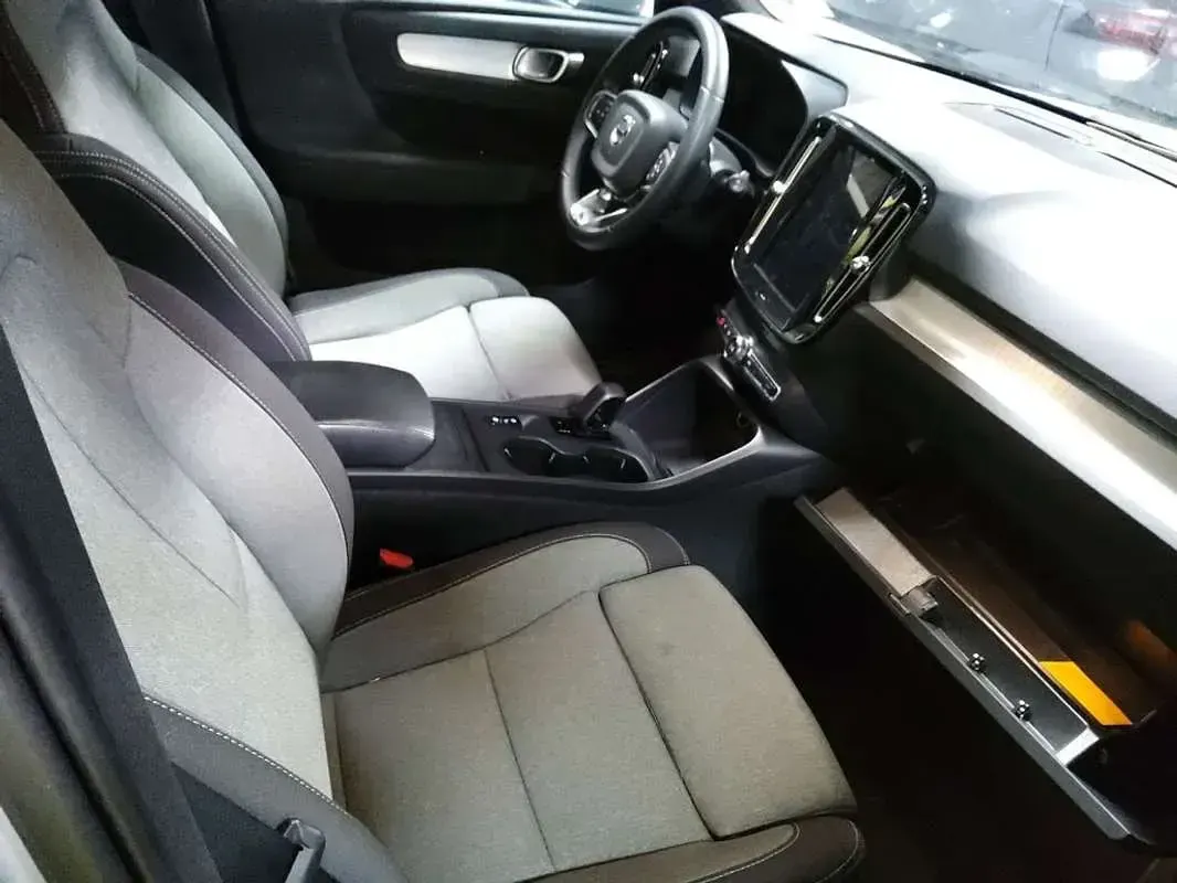 Usado Volvo XC40 Core 211 CV (155 kW) 2023 Gris SUV