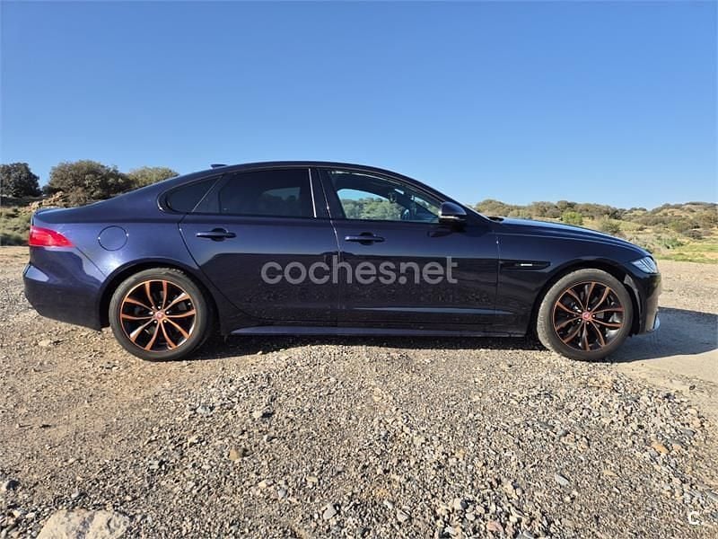 Usado Jaguar XF R-Sport 180 CV (132 kW) 2018 Azul Berlina