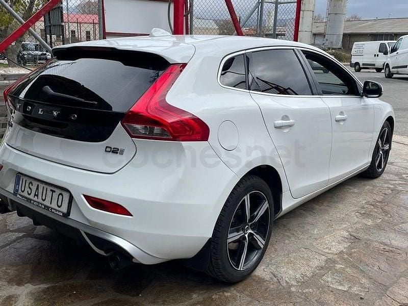 Usado Volvo V40 R-Design Momentum 120 CV (88 kW) 2017 Blanco Berlina