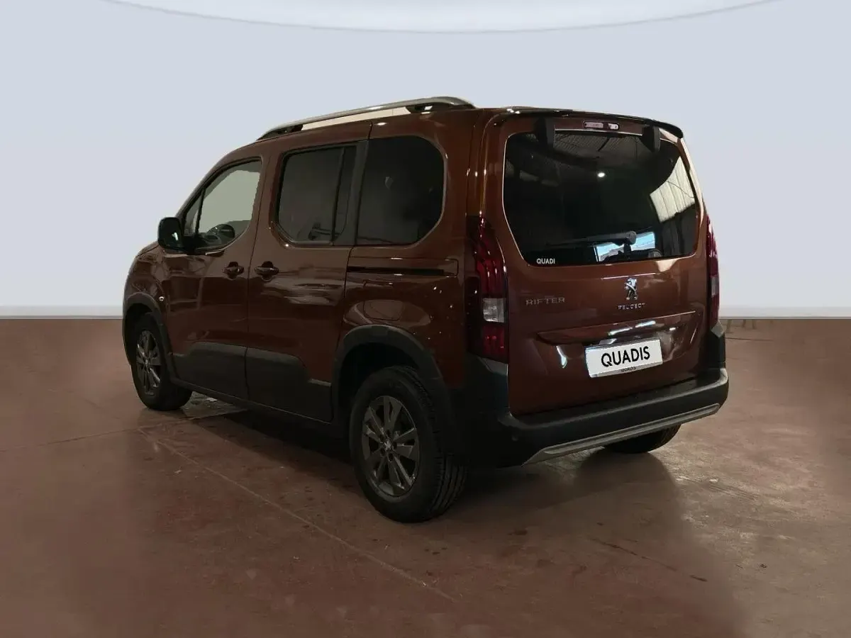 Usado Peugeot Rifter Allure 131 CV (96 kW) 2022 Marrón Monovolumen