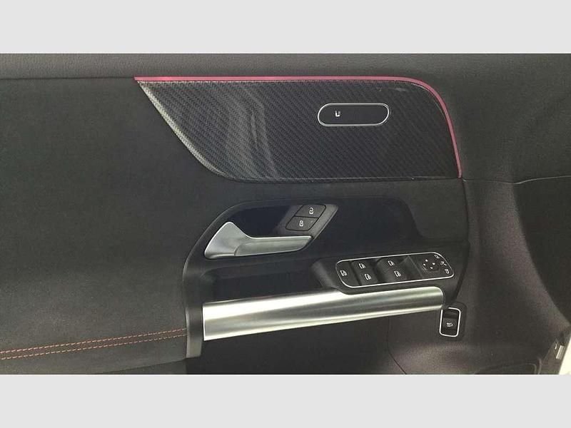 Usado Mercedes GLA200 163 CV (119 kW) 2025 Negro SUV