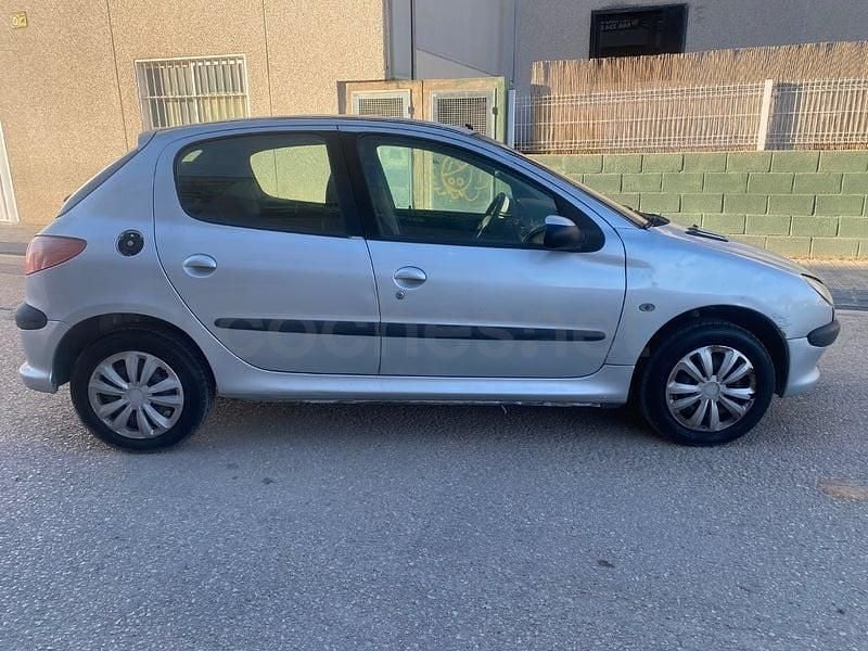 Usado Peugeot 206 70 CV (51 kW) 2003 Gris / plata Berlina