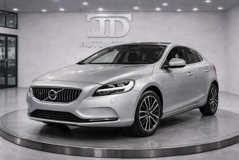 Usado Volvo V40 Inscription 120 CV (88 kW) 2017 Gris Utilitario