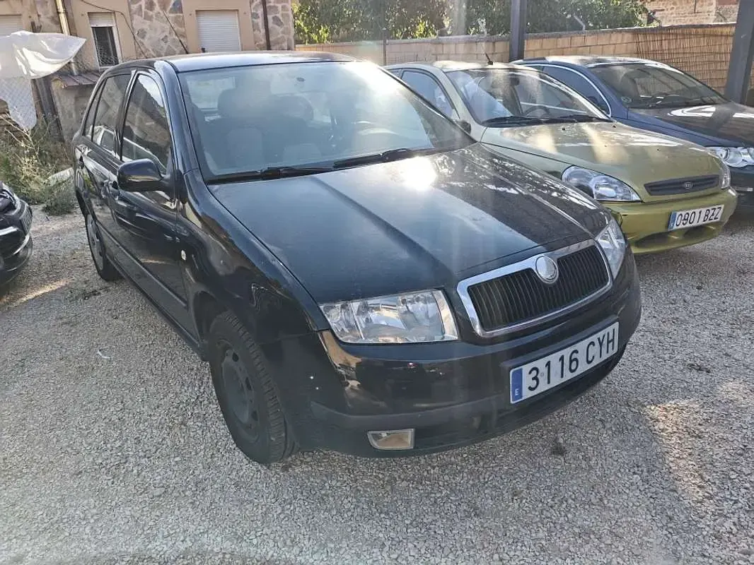 Usado Skoda Fabia Comfort 75 CV (55 kW) 2003 Negro Utilitario