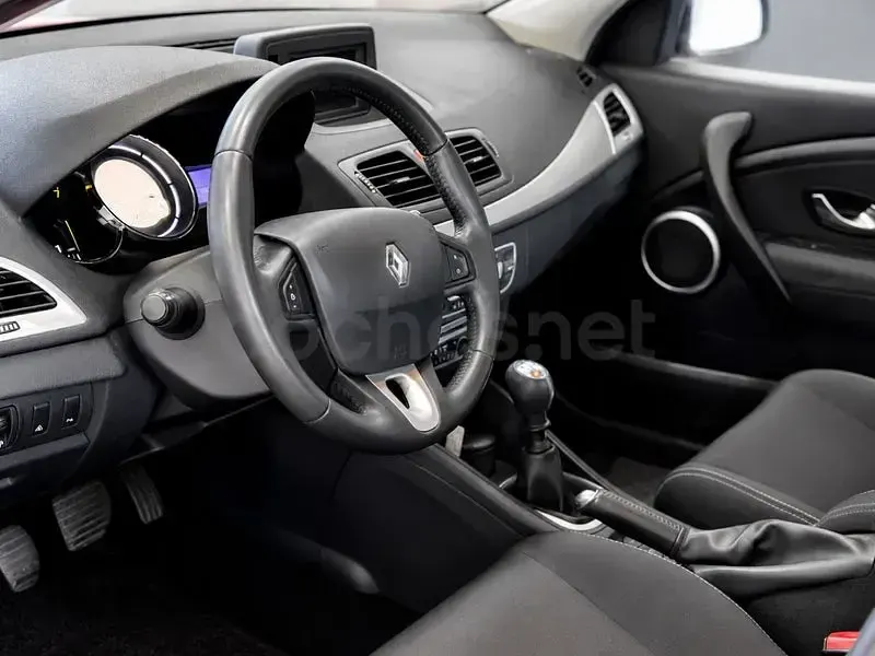 Usado Renault Mégane Dynamique 110 CV (80 kW) 2009 Rojo Berlina