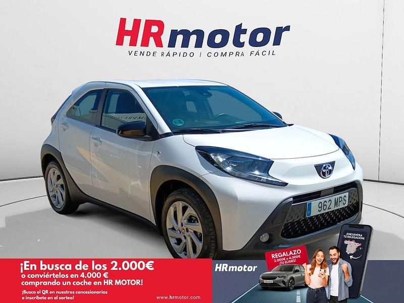 Blanco Usado 2024 Toyota Aygo Play Utilitario | 15.470 € (Un poco caro) - Imagen 1/4