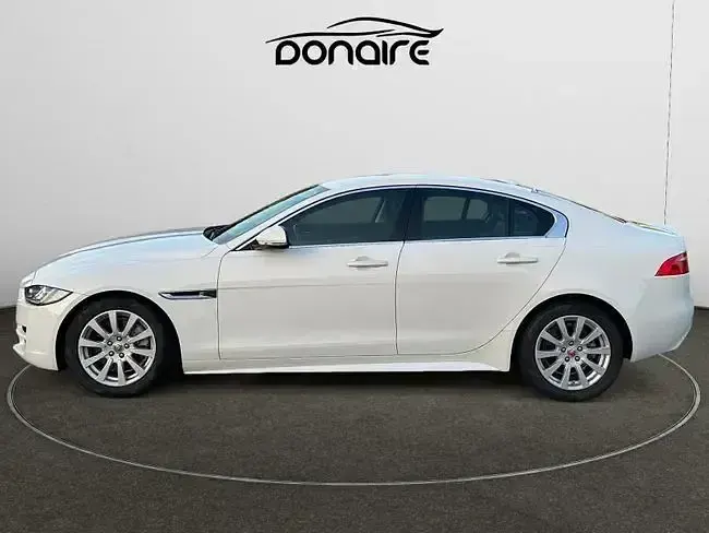 Usado Jaguar XE Prestige 180 CV (132 kW) 2016 Blanco Berlina