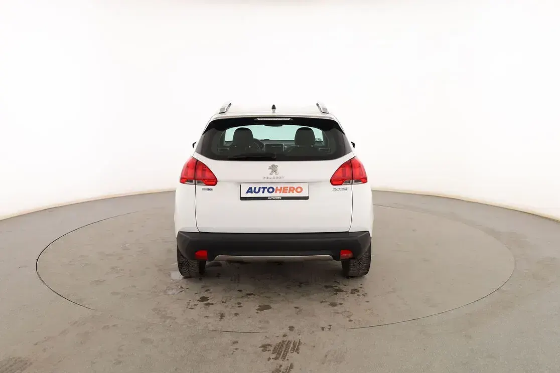 Usado Peugeot 2008 Allure 120 CV (88 kW) 2015 Blanco SUV