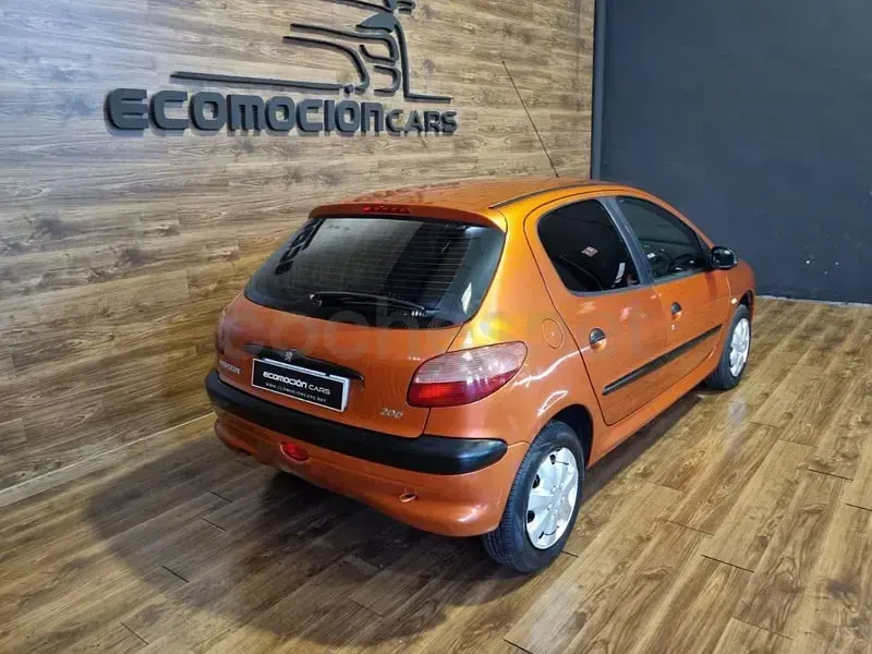 Usado Peugeot 206 75 CV (55 kW) 2001 Naranja Berlina