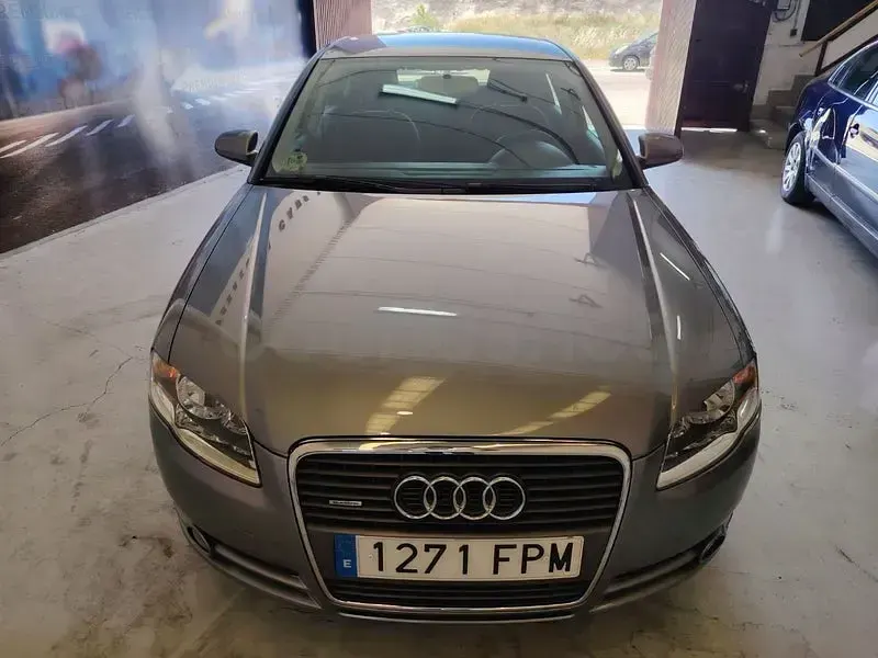 Usado Audi A4 Premium 140 CV (102 kW) 2007 Gris / plata Berlina
