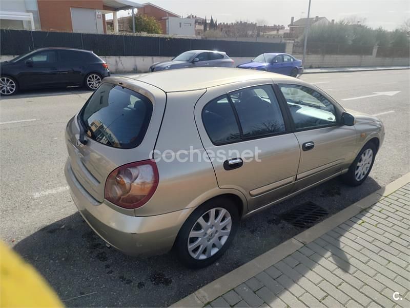 Usado Nissan Almera 98 CV (72 kW) 2004 Beige Berlina