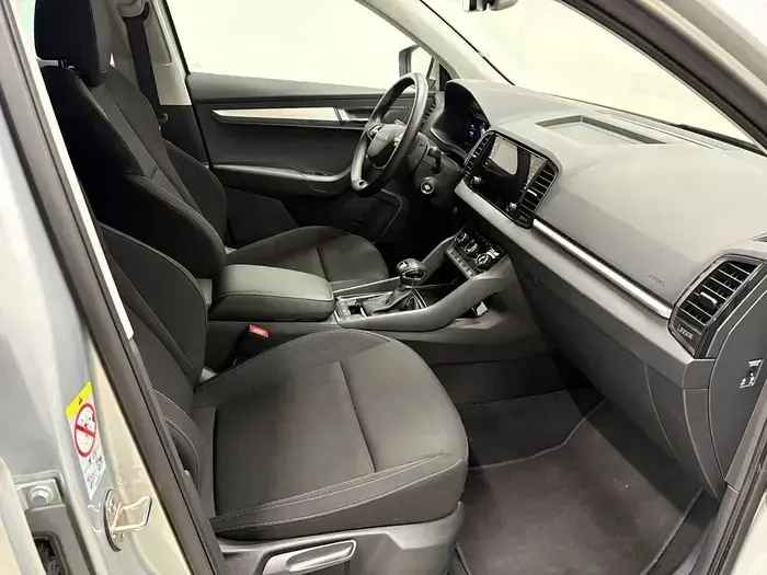 Usado Skoda Karoq Selection 150 CV (110 kW) 2025 Gris plata SUV
