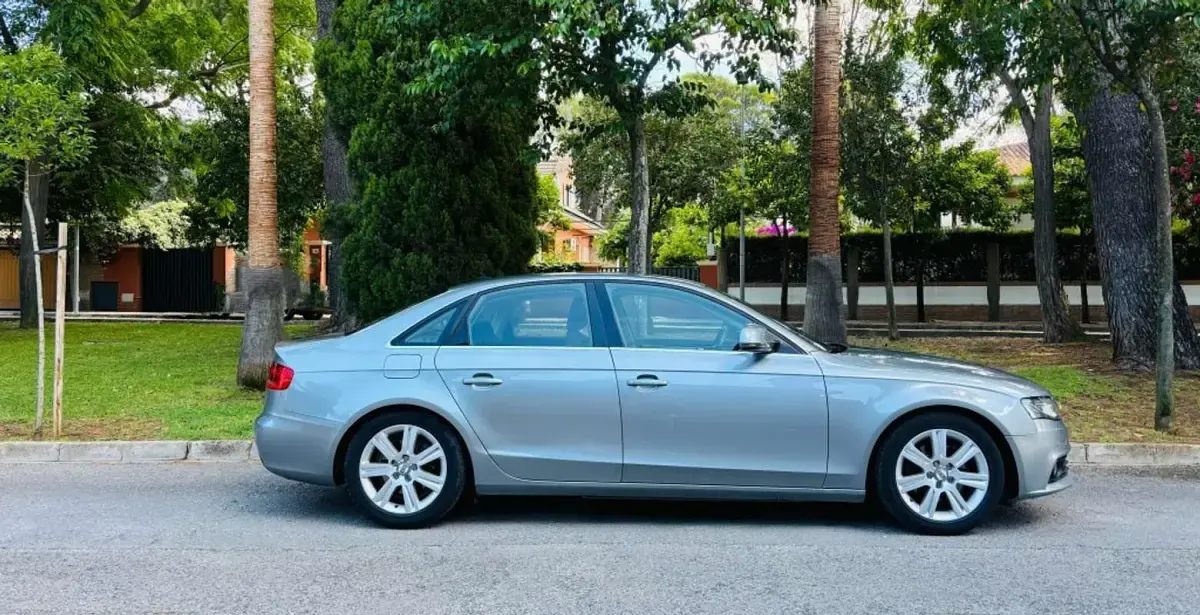 Usado Audi A4 Exclusive 143 CV (105 kW) 2009 Plateado Berlina