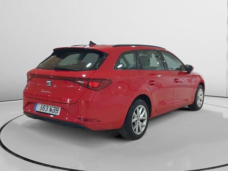 Usado Seat Leon Reference 116 CV (85 kW) 2022 Rojo Familiar