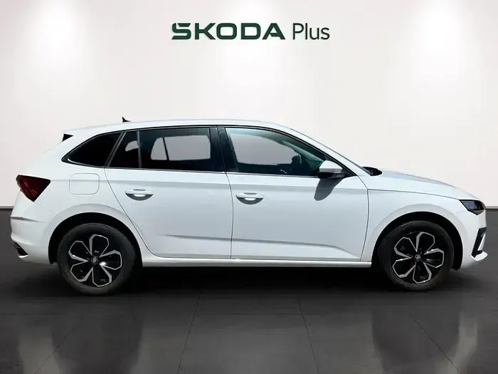 Usado Skoda Scala Selection 115 CV (84 kW) 2023 Blanco Utilitario
