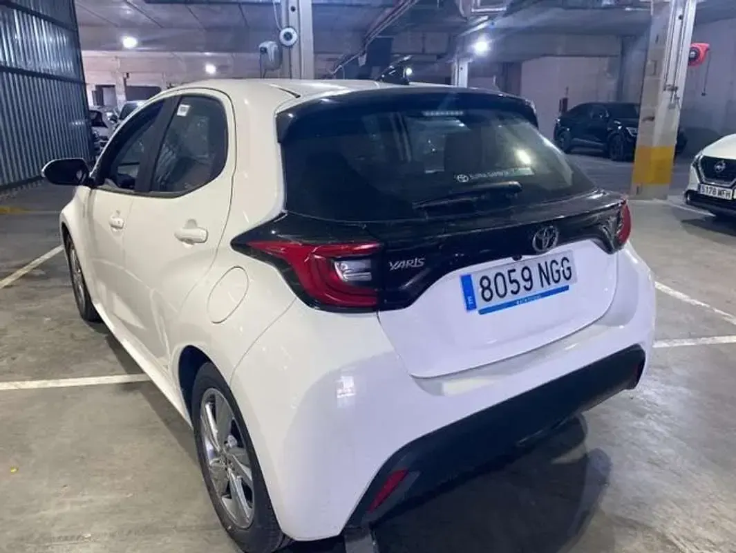 Usado Toyota Yaris Active 116 CV (85 kW) 2025 Blanco Utilitario
